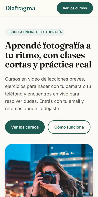 Página de ejemplo de una escuela online de fotografía vista en un teléfono