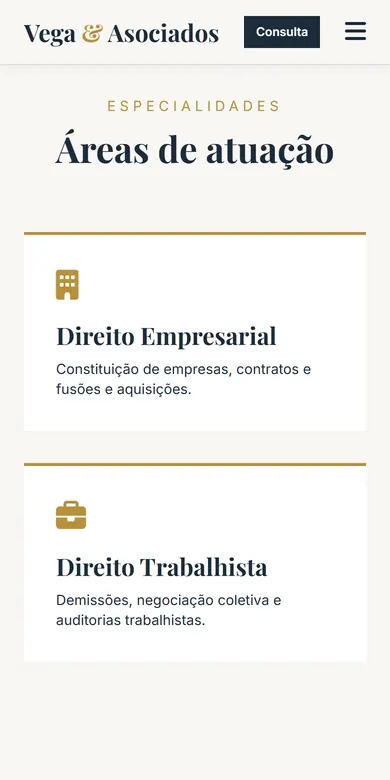 Seção de áreas de atuação de um escritório de advocacia vista no celular