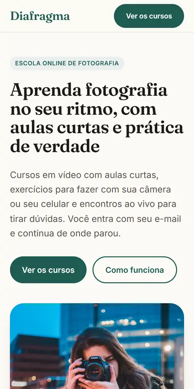 Página de exemplo de uma escola online de fotografia vista no celular