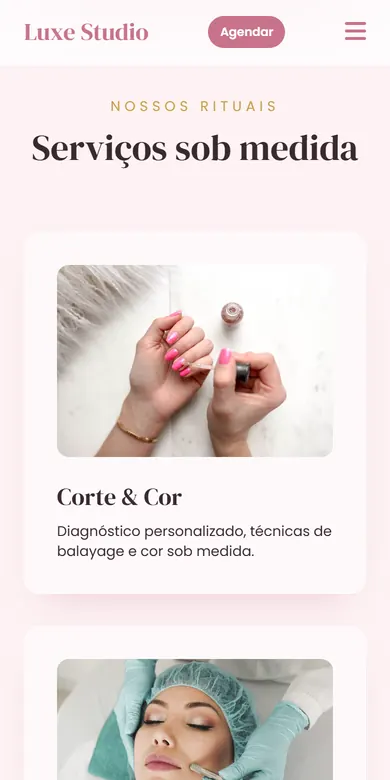 Seção de serviços de um salão de beleza, com foto e descrição de cada serviço, vista no celular